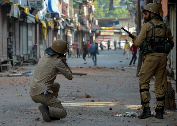 Indian police clash with protesters in Srinagar,11 July 2016