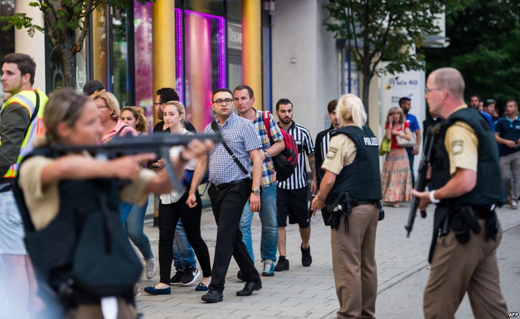 Police evacuates people from the shopping mall in Munich