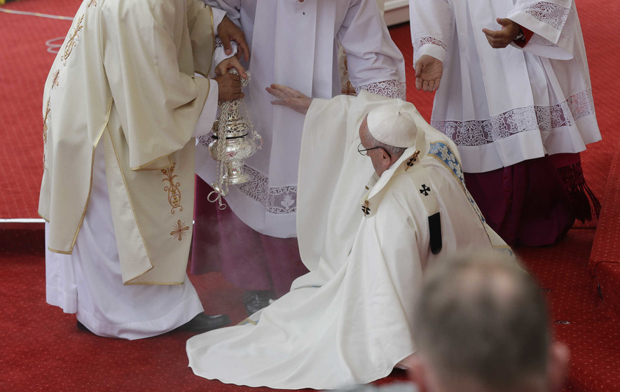 Pope Francis falls at Mass in Poland after missing step