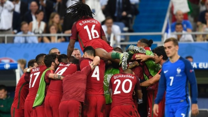 Portugal players celebrating Eder's goal on the 109th minute