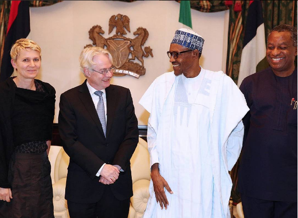 President Buhari and Michael Zinner flanked by Min of Foreign Affairs Geoffrey Onyeama and a German delegate