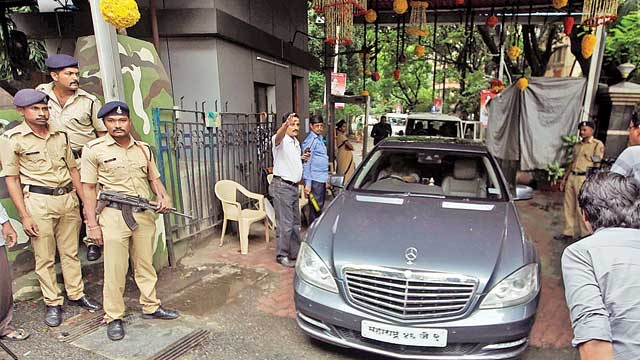 Raj Thackeray calls on Uddhav at Matoshree sparks speculation