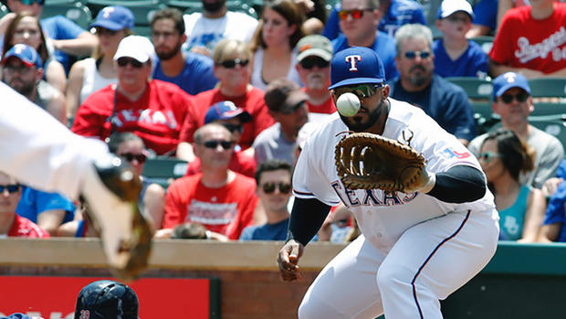 Rangers overcome Hamels' struggles