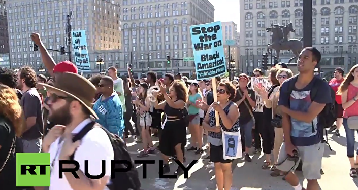 USA Anti-racism activists confront Chicago police block downtown traffic