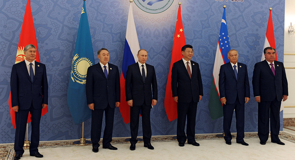 Vladimir Putin Chinese President Xi Jinping Uzbek President Islam Karimov and Tajik President Emomali Rahmon pose fore a family