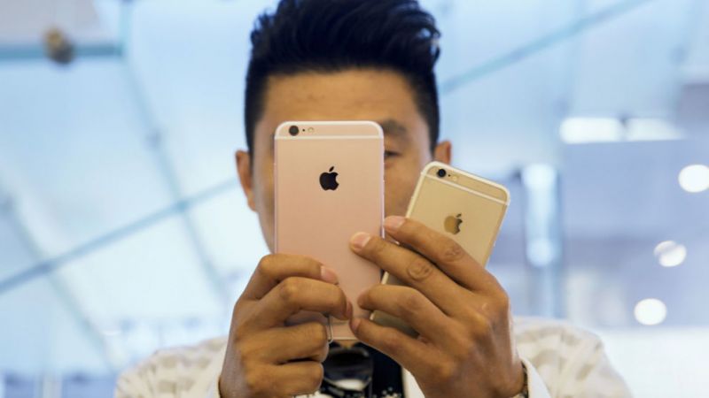 Apple iPhone sales fall for second quarter