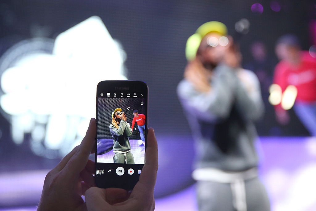 Galaxy S7 as rapper Lil Wayne performs onstage at the Samsung booth at E3 Expo 2016