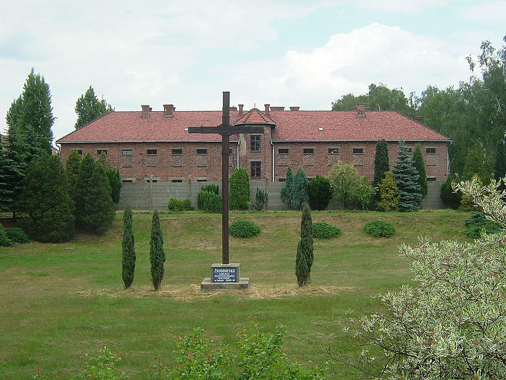 Signalhead  English Wikipedia The cross erected at Auschwitz in June 2008 with Block 11 behind