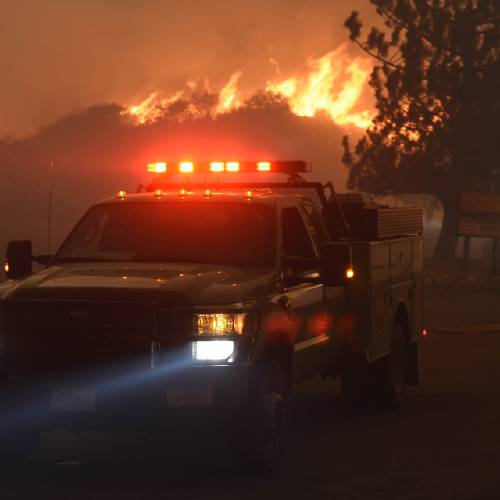 California wildfires: Hundreds flee Los Angeles homes