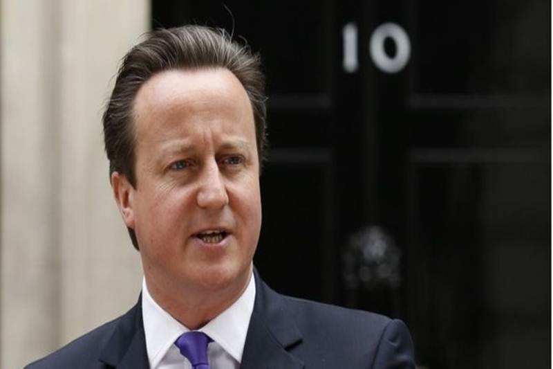 David Cameron hums a tune seconds after resigning