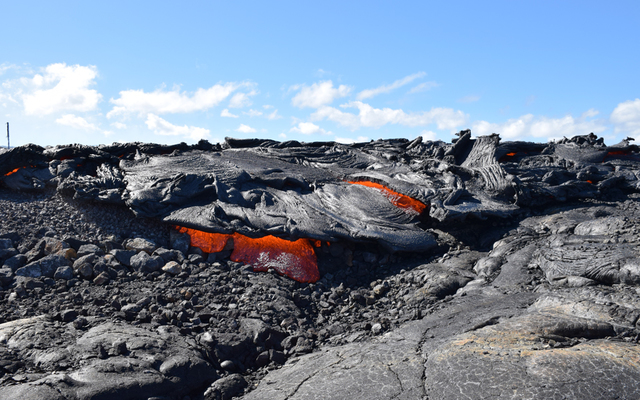 USGS  HAWAIIAN VOLCANO OBSERVATORY           The flow front crosses to the ocean side of the emergency access road inside Hawaii Volcanoes National Park on Monday