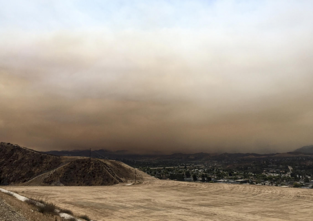 The Latest: Wildfire north of Los Angeles growing