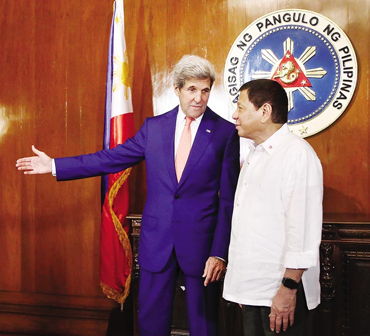 THIS WAY – US Secretary of State John Kerry may appear to be showing the way but it was actually President Duterte who welcomed him to Malacañang during a courtesy call yesterday