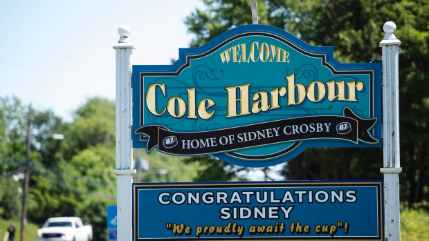 Sidney Crosby swings by Cole Harbour Tim Hortons with Stanley Cup