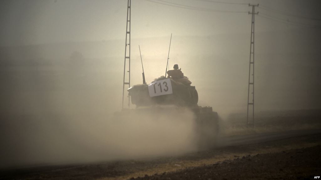 A Turkish Army tank drives toward Syria in the Turkish Syrian border city of Karkamis in the southern region of Gaziantep on August 24