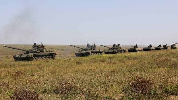 A column of Ukrainian tanks moves towards the de-facto border with Crimea