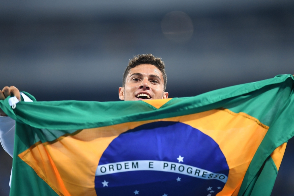 Thiago Braz da Silva claimed a shock win in the pole vault on Monday