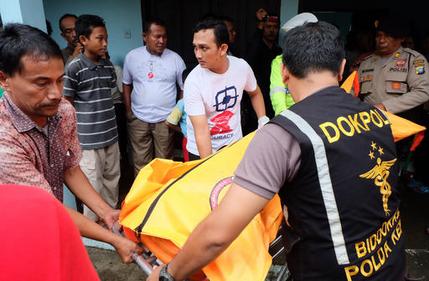 10 dead, 5 missing after boat sinks in Indonesia