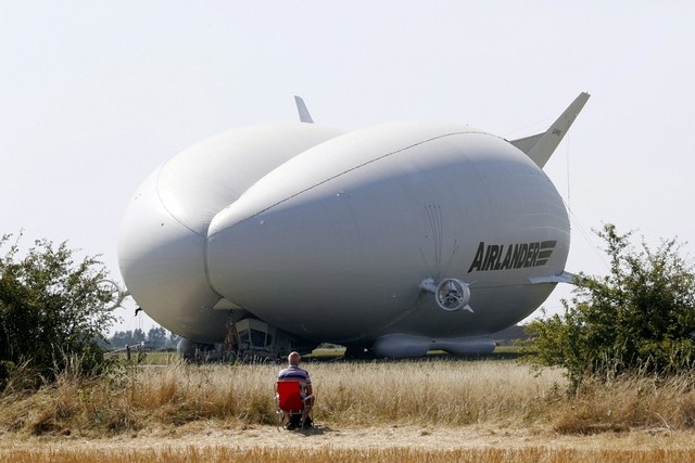 World’s biggest aircraft Airlander 10 crash lands on second test flight