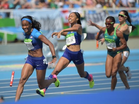 Allyson Felix can't get the baton to English Gardner in the 4x100 relay