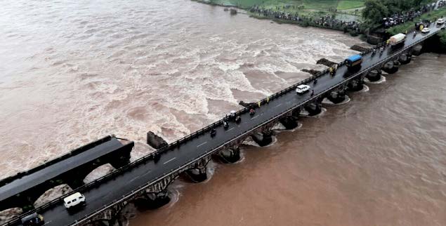 An old bridge connecting to the Mumbai Goa highway collapsed and was washed away by the Savitri river