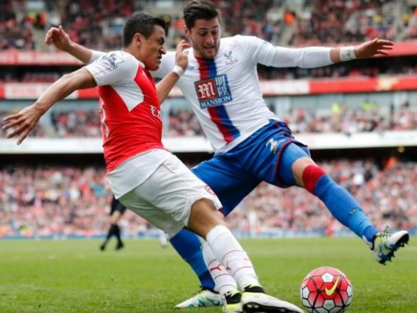 Arsenal’s Alexis Sanchez in action with Crystal Palace’s Joel Ward. /REUTERS