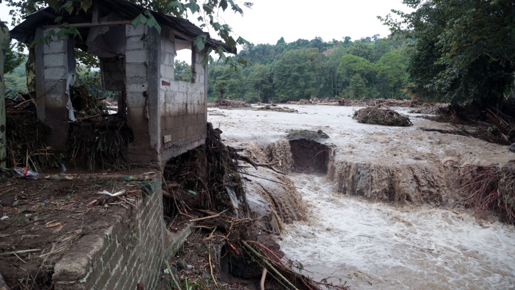 A total of 28 people died in the communities of Tlaola and Huauchinango in the Mexican state of Puebla after their homes were buried by landslides following heavy rains from Earl