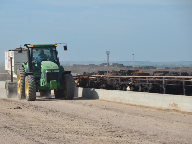 BT_Feedlot_Feeder_Tractor