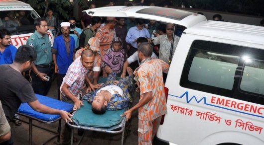 Bangladeshi residents following an explosion at a chemical factory in Chittagong