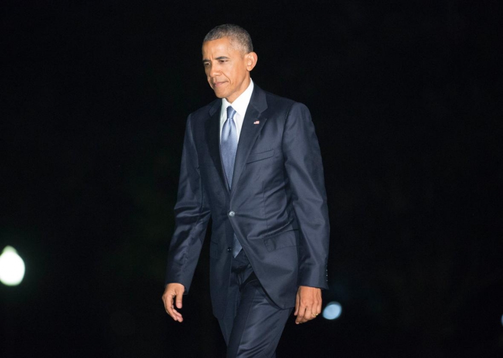 584037478-president-barack-obama-walks-from-marine-one-after