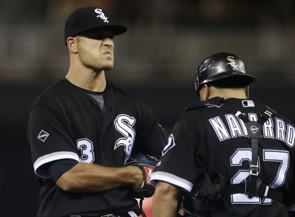 Chicago White Sox pitcher Dan Jennings left and catcher Dioner Navarro wait for manager Robin Ventura to pull Jennings from the baseball game against the Minnesota Twins during the 12th inning Friday