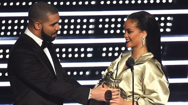 Rihanna Works Her Second Performance HARD At The 2016 MTV VMAs!