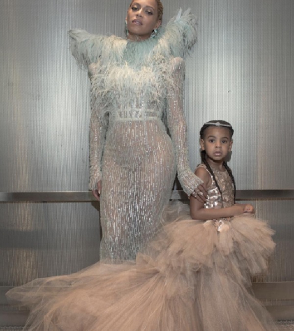 Beyonce And Blue Ivy Walk The Red Carpet Together At VMA Awards