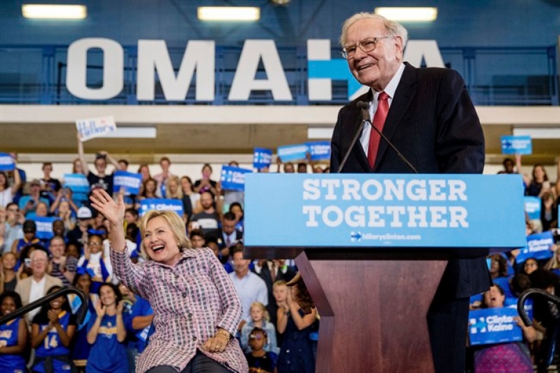 Billionaire Warren Buffett Ready to Take On Donald Trump