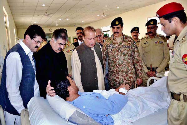 APP98-08 QUETTA August 08- Prime Minister Muhammad Nawaz Sharif alongwith COAS General Raheel Sharif Governor Baluchistan Muhammad Khan Achakzai Chief Minister Baluchistan Nawab Sanaullah Zahri inquiring about the health of an injured person of Quetta