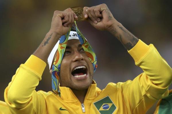 2016 Rio Olympics- Soccer- Victory Ceremony- Men's Football Tournament Victory Ceremony- Maracana- Rio de Janeiro Brazil- 20/08/2016. Neymar of Brazil poses with his gold medal. REUTERS  Ueslei Marcelino FOR EDITORIAL USE ONLY. NOT FOR SA