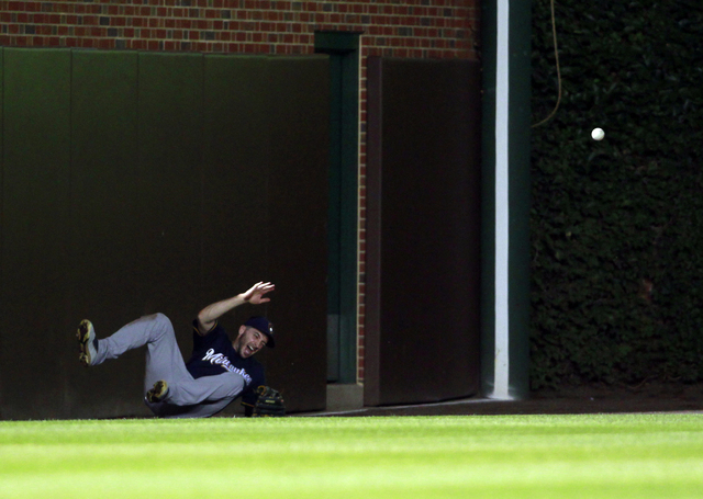 WATCH: Cubs' Rizzo stands on wall to make circus catch on foul ball