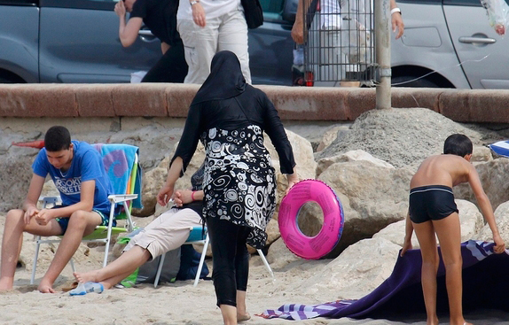 French police apprehend 10 Muslim women for wearing burkinis