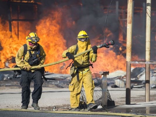 Flames chase 1200 people from homes in Northern California