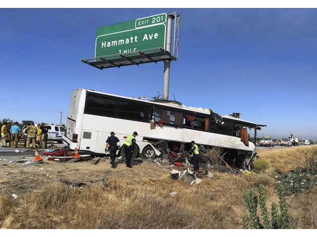 5 dead in charter bus crash