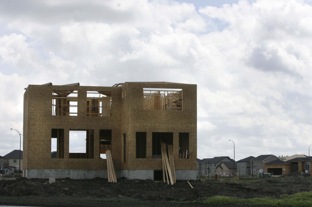 WAYNE GLOWACKI  WINNIPEG FREE PRESS FILESSingle family dwelling home construction in the Sage Creek development. The number of new-home builds decreased in July