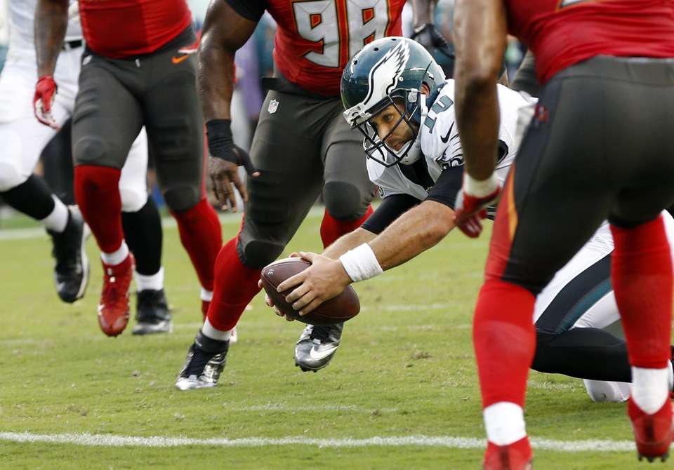 Eagles score quickly hold off Buccaneers 17-9 in opener