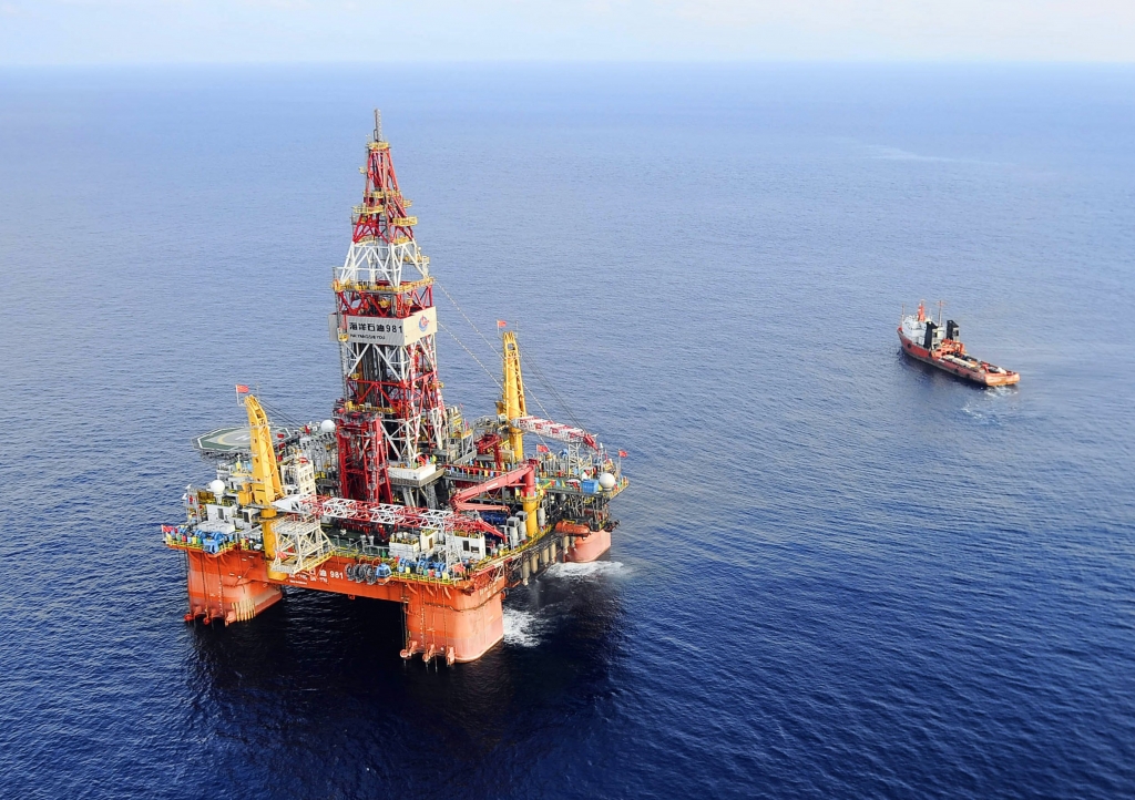 Xinhua News Agency Haiyang Shiyou oil rig the first deep-water drilling rig developed in China by the China National Offshore Oil Corporation