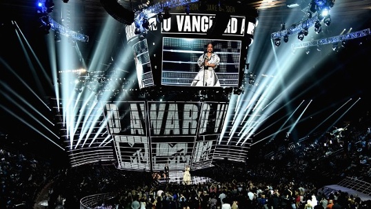 VMAs Rihanna performs