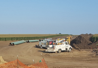 Crews install pipe north of Sioux Center