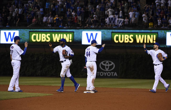 WATCH: Cubs' Rizzo stands on wall to make circus catch on foul ball