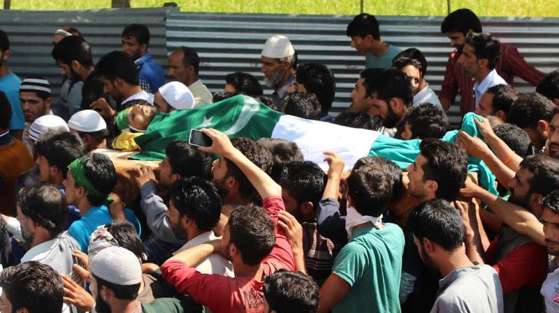 Protesters carry body of youth killed by forces at Ladoora in procession near Nadihal in Baramulla district