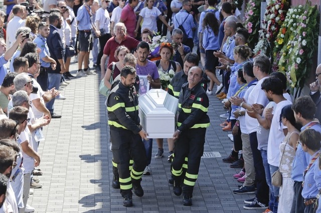 Italy weeps at mass funeral for earthquake victims