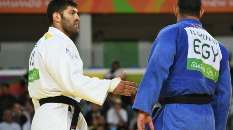 Israel's Or Sasson holds out his hand to Egypt's Islam El Shehaby after their men's +100kg judo contest at the Rio 2016 Olympic Games in Rio