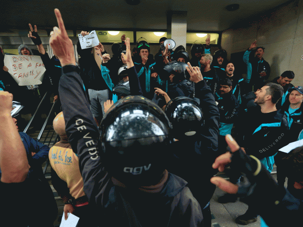 London Deliveroo drivers protest over 'slaveroo' changes in pay